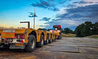 Für die schweren Fahrzeuge wurden Metallplatten ausgelegt. Im Hintergrund ist das Windrad "Hollenhagen" zu sehen. - Kathrin Weege Für die schweren Fahrzeuge wurden Metallplatten ausgelegt. Im Hintergrund ist das Windrad "Hollenhagen" zu sehen. - Kathrin Weege
