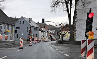 Die Baustellenampel regelt jetzt den Verkehr, der einspurig an der Baustelle vorbeigeführt wird. Die große Fußgängerampel (im Hintergrund) ist ausgeschaltet. - Simone Flörke Die Baustellenampel regelt jetzt den Verkehr, der einspurig an der Baustelle vorbeigeführt wird. Die große Fußgängerampel (im Hintergrund) ist ausgeschaltet. - Simone Flörke