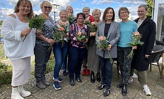 Die Paderborner Hebammenklasse von 1979 ist stolz auf ihr Jubiläum, zu dem Kerstin Jessen (r.) vom Hebammenverband gratuliert. - Julia Spiekerkötter Die Paderborner Hebammenklasse von 1979 ist stolz auf ihr Jubiläum, zu dem Kerstin Jessen (r.) vom Hebammenverband gratuliert. - Julia Spiekerkötter
