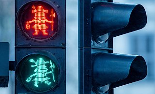 Wie die Ampeln mit Schlossgeist "Petermännchen" in Schwerin könnten in Marienfeld im Kreis Gütersloh künftig stehende und gehende Mönchs-Silhouetten den Übergang regeln. - dpa Wie die Ampeln mit Schlossgeist "Petermännchen" in Schwerin könnten in Marienfeld im Kreis Gütersloh künftig stehende und gehende Mönchs-Silhouetten den Übergang regeln. - dpa