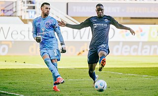 SCP-Stürmer Ilyas Ansah lief beim 2:0-Heimsieg gegen den HSV unermüdlich an. Hier setzt er Hamburgs Keeper Daniel Heuer Fernandes unter Druck. - Besim Mazhiqi SCP-Stürmer Ilyas Ansah lief beim 2:0-Heimsieg gegen den HSV unermüdlich an. Hier setzt er Hamburgs Keeper Daniel Heuer Fernandes unter Druck. - Besim Mazhiqi