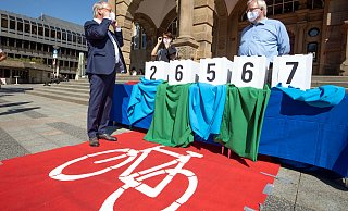 26.567 Unterschriften eines Bürgerbegehrens brachten Pit Clausen 2020 dazu, für die Stadt mit dem Radentscheid einen Vertrag zu schließen. Einen sehr konkreten. Zu konkret? - Oliver Krato 26.567 Unterschriften eines Bürgerbegehrens brachten Pit Clausen 2020 dazu, für die Stadt mit dem Radentscheid einen Vertrag zu schließen. Einen sehr konkreten. Zu konkret? - Oliver Krato