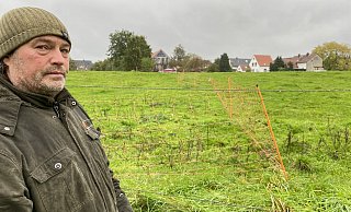 Stefan Pade vermisst mehrere hundert Meter Weidezaun. Einen Teil der Wiese hat er nun neu in Orange bepflockt. - Nicole Sielermann Stefan Pade vermisst mehrere hundert Meter Weidezaun. Einen Teil der Wiese hat er nun neu in Orange bepflockt. - Nicole Sielermann