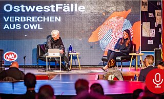 Moderatorin Brigitt Gottwald (li.) und Nicole Donath (re.), Redaktionsleiterin Haller Kreisblatt, bei der "OstwestFälle"-Live-Premiere, 19.11.2024 | © Sarah Jonek - Sarah Jonek Moderatorin Brigitt Gottwald (li.) und Nicole Donath (re.), Redaktionsleiterin Haller Kreisblatt, bei der "OstwestFälle"-Live-Premiere, 19.11.2024 | © Sarah Jonek - Sarah Jonek
