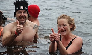 Zahlreiche mutige Schwimmer trauten sich beim Neujahrsschwimmen in den eiskalten Sennesee in Schloß Holte-Stukenbrock. - Sigurd Gringel Zahlreiche mutige Schwimmer trauten sich beim Neujahrsschwimmen in den eiskalten Sennesee in Schloß Holte-Stukenbrock. - Sigurd Gringel