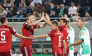 Thomas Müller (3.v.r) schoss die Bayern in Fürth schon früh in Führung. - Foto: Daniel Karmann/dpa Thomas Müller (3.v.r) schoss die Bayern in Fürth schon früh in Führung. - Foto: Daniel Karmann/dpa