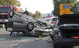 Überschlagen: Die verunglückte Mercedes B-Klasse blieb auf dem Dach liegen. - Fabian Herbst Überschlagen: Die verunglückte Mercedes B-Klasse blieb auf dem Dach liegen. - Fabian Herbst