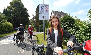 Ein Nachleuchten der Straße in grün oder blau könnte zu mehr Sicherheit führen. Vivien Sczesny (rechts) initiierte den Prüfantrag zur Postdamm-Beleuchtung. - Jens Dünhölter Ein Nachleuchten der Straße in grün oder blau könnte zu mehr Sicherheit führen. Vivien Sczesny (rechts) initiierte den Prüfantrag zur Postdamm-Beleuchtung. - Jens Dünhölter