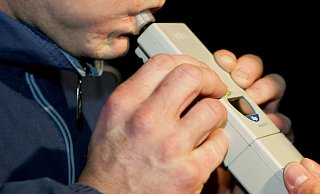 Nachdem dem alkoholisierten Fahrer die Weiterfahrt untersagt worden war, wird er auf der A 7 erneut gestoppt. - picture-alliance/ dpa/dpaweb Nachdem dem alkoholisierten Fahrer die Weiterfahrt untersagt worden war, wird er auf der A 7 erneut gestoppt. - picture-alliance/ dpa/dpaweb