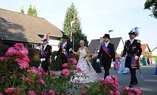 Oberstadjudant Michael Nolte, Königspaar Stefan und Carmen Fingerhut, Vorjahreskönig Daniel Wecker und Oberst Ulrich Scharfen beim Umzug im vergangenen Jahr. - Schützenverein Oberstadjudant Michael Nolte, Königspaar Stefan und Carmen Fingerhut, Vorjahreskönig Daniel Wecker und Oberst Ulrich Scharfen beim Umzug im vergangenen Jahr. - Schützenverein