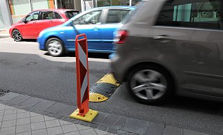 Statt zylinderförmig grau nun flach rot-weiß gestreift: der Poller an den Schwellen auf der unteren Hauptstraße. - Simone Flörke Statt zylinderförmig grau nun flach rot-weiß gestreift: der Poller an den Schwellen auf der unteren Hauptstraße. - Simone Flörke