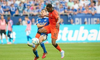 Ilyas Ansah (l) und seine Paderborner Mitspieler waren meist einen Schritt schneller. - Bernd Thissen/dpa Ilyas Ansah (l) und seine Paderborner Mitspieler waren meist einen Schritt schneller. - Bernd Thissen/dpa