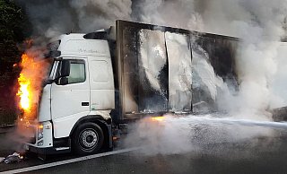 Auf der Autobahn 2 bei Bielefeld brennt ein Sattelzug. Die Strecke in Richtung Hannover ist voll gesperrt. - Symbolfoto: picture alliance / dpa Auf der Autobahn 2 bei Bielefeld brennt ein Sattelzug. Die Strecke in Richtung Hannover ist voll gesperrt. - Symbolfoto: picture alliance / dpa