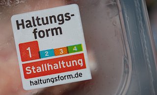 Die seit 2019 bestehende freiwillige «Haltungsform»-Kennzeichnung der Supermarktketten gilt für Fleisch und verarbeitete Produkte von Schwein, Rind und Geflügel. - Sebastian Gollnow/dpa Die seit 2019 bestehende freiwillige «Haltungsform»-Kennzeichnung der Supermarktketten gilt für Fleisch und verarbeitete Produkte von Schwein, Rind und Geflügel. - Sebastian Gollnow/dpa