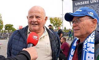 Nach dem Heimsieg des SC Paderborn gegen den 1. FC Kaiserslautern träumen die Fans schon vom Aufstieg. Wie sie auf das 2:0 ihres Vereins blicken. - Robert Hilberath Nach dem Heimsieg des SC Paderborn gegen den 1. FC Kaiserslautern träumen die Fans schon vom Aufstieg. Wie sie auf das 2:0 ihres Vereins blicken. - Robert Hilberath