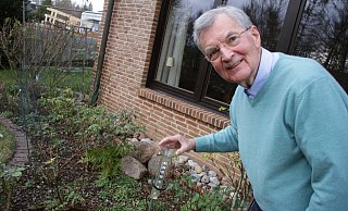 Der Regenmessbecher im Garten von Wolfgang von Gossler-Kubitz ist ein schlichtes Gerät: ein Kunststofftrichter, der mit einer Skala versehen ist. - Dieter Scholz Der Regenmessbecher im Garten von Wolfgang von Gossler-Kubitz ist ein schlichtes Gerät: ein Kunststofftrichter, der mit einer Skala versehen ist. - Dieter Scholz