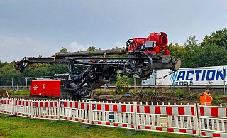 Blick aus dem Garten direkt aus die Autobahn A30 in Bünde: Der Schwerlasstransporter mit dem tonnenschweren Bohrer ist eingetroffen. Jetzt gehen die Bauarbeiten für die Lärmschutzwand endlich los. - privat Blick aus dem Garten direkt aus die Autobahn A30 in Bünde: Der Schwerlasstransporter mit dem tonnenschweren Bohrer ist eingetroffen. Jetzt gehen die Bauarbeiten für die Lärmschutzwand endlich los. - privat