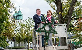 Werben für eine Zugabe bei der Sterneaktion: Marketingchef Thomas Westhof (l.) und Angelika Schäfer, Geschäftsführerin des Verkehrsvereins Hövelhof. - Ralph Meyer Werben für eine Zugabe bei der Sterneaktion: Marketingchef Thomas Westhof (l.) und Angelika Schäfer, Geschäftsführerin des Verkehrsvereins Hövelhof. - Ralph Meyer