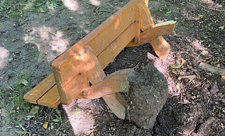 Die Bank ist mitsamt Betonfundament aus dem Boden gerissen worden. - privat Die Bank ist mitsamt Betonfundament aus dem Boden gerissen worden. - privat
