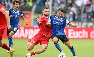 Arminia Bielefelds Aygün Yildirim (r.) kämpft in der Partie gegen Jahn Regensburg um den Ball. - Oliver Krato Arminia Bielefelds Aygün Yildirim (r.) kämpft in der Partie gegen Jahn Regensburg um den Ball. - Oliver Krato
