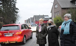 Unerträgliche Belastung: Inge Jerrentrup, Jutta Schebaum und Annette Hennig (von links) wissen nicht, wie sie den stundenlangen Dauerstau vor ihrer Haustür an der Haller Straße ertragen sollen. "Hier muss sich etwas ändern", fordern sie. - Anja Hanneforth Unerträgliche Belastung: Inge Jerrentrup, Jutta Schebaum und Annette Hennig (von links) wissen nicht, wie sie den stundenlangen Dauerstau vor ihrer Haustür an der Haller Straße ertragen sollen. "Hier muss sich etwas ändern", fordern sie. - Anja Hanneforth