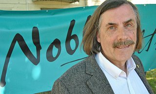Norbert Morkes ist zwar bis Ende des Monats krankgeschrieben. Aber ins Büro lässt er sich trotzdem bringen, wenn es erforderlich ist. - Ludger Osterkamp Norbert Morkes ist zwar bis Ende des Monats krankgeschrieben. Aber ins Büro lässt er sich trotzdem bringen, wenn es erforderlich ist. - Ludger Osterkamp