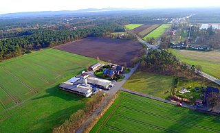 Auf diesen Flächen rund um den bereits bestehenden Betrieb soll das interkommunale Gewerbe- und Industriegebiet entstehen. Die CDU schlägt nun vor, auf der keilförmigen Fläche jenseits der Straße am oberen Bildrand nur Wohnhäuser zu erlauben. - Jens Reddeker Auf diesen Flächen rund um den bereits bestehenden Betrieb soll das interkommunale Gewerbe- und Industriegebiet entstehen. Die CDU schlägt nun vor, auf der keilförmigen Fläche jenseits der Straße am oberen Bildrand nur Wohnhäuser zu erlauben. - Jens Reddeker
