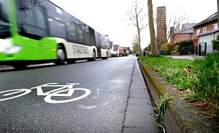 Entlang der Kahlertstraße verläuft zwar ein separater Radweg, Piktogramme und Schilder fordern die Radfahrer aber auf, die Straßenfahrbahn zu benutzen. - Andreas Frücht Entlang der Kahlertstraße verläuft zwar ein separater Radweg, Piktogramme und Schilder fordern die Radfahrer aber auf, die Straßenfahrbahn zu benutzen. - Andreas Frücht