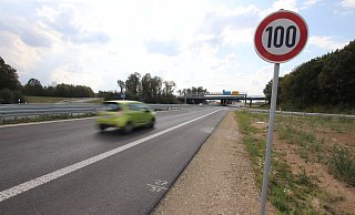 Tempo 100 erlaubt: Doch wer mit dieser Geschwindigkeit im Löhner Kreuz von der B 61 auf die A 30 Richtung Osnabrück fahren will, wird merken, wie eng die Kurven der Autobahnzufahrt sind. - Jörg Stuke Tempo 100 erlaubt: Doch wer mit dieser Geschwindigkeit im Löhner Kreuz von der B 61 auf die A 30 Richtung Osnabrück fahren will, wird merken, wie eng die Kurven der Autobahnzufahrt sind. - Jörg Stuke