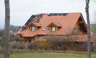 Nach einem Brand in Lütersheim hatte die Feuerwehr Mitte November 2018 die Leiche des Bewohner gefunden. - Hubert Rösel Nach einem Brand in Lütersheim hatte die Feuerwehr Mitte November 2018 die Leiche des Bewohner gefunden. - Hubert Rösel