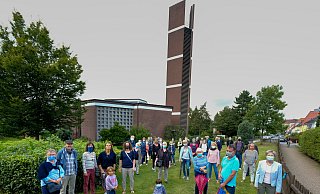 Über 40 Anwohner versammelten sich spontan zum Protest auf dem Gelände der scheidenden St.-Liborius-Gemeinde. - Andreas Zobe Über 40 Anwohner versammelten sich spontan zum Protest auf dem Gelände der scheidenden St.-Liborius-Gemeinde. - Andreas Zobe