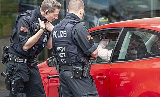 Die Polizei war mit zahlreichen Beamten im gesamten Stadtgebiet unterwegs, um im wahrsten Sinne des Wortes Kriminelle aus dem Verkehr zu ziehen. - Symbolfoto: Jörg Dieckmann Die Polizei war mit zahlreichen Beamten im gesamten Stadtgebiet unterwegs, um im wahrsten Sinne des Wortes Kriminelle aus dem Verkehr zu ziehen. - Symbolfoto: Jörg Dieckmann