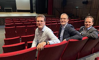 Kino-Betreiber Johannes Austermann (v. l.) startet mit einem Angebot in Versmold. Die Stadt stellt dafür die Kulturbühne zur Verfügung. Jan Darnauer von der Verwaltung und Bürgermeister Michael Meyer-Hermann freuen sich über sein Engagement. - Tasja Klusmeyer Kino-Betreiber Johannes Austermann (v. l.) startet mit einem Angebot in Versmold. Die Stadt stellt dafür die Kulturbühne zur Verfügung. Jan Darnauer von der Verwaltung und Bürgermeister Michael Meyer-Hermann freuen sich über sein Engagement. - Tasja Klusmeyer