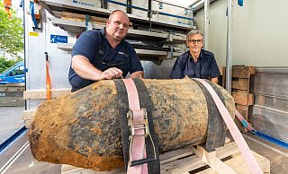Ralf Kuhlpeter (l.) und Karl-Heinz Clemens von der Kampfmittelbeseitigung Arnsberg haben die Bombe entschärft. - Dennis Angenendt Ralf Kuhlpeter (l.) und Karl-Heinz Clemens von der Kampfmittelbeseitigung Arnsberg haben die Bombe entschärft. - Dennis Angenendt