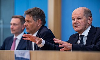 Die Wogen glätten, das scheint für die Koalitionsspitzen Scholz, Lindner und Habeck das Motto der Stunde. (Archivbild) - Michael Kappeler/dpa Die Wogen glätten, das scheint für die Koalitionsspitzen Scholz, Lindner und Habeck das Motto der Stunde. (Archivbild) - Michael Kappeler/dpa