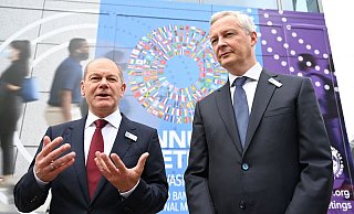 Auftritt in Washington: SPD-Kanzlerkandidat Olaf Scholz (l.) spricht mit dem französischen Finanzminister Bruno Le Maire. - AFP Auftritt in Washington: SPD-Kanzlerkandidat Olaf Scholz (l.) spricht mit dem französischen Finanzminister Bruno Le Maire. - AFP