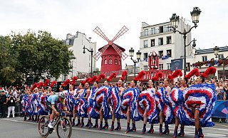 Der spätere Olympiasieger Remco Evenepoel passiert das Moulin Rouge. - Jan Woitas/dpa Der spätere Olympiasieger Remco Evenepoel passiert das Moulin Rouge. - Jan Woitas/dpa