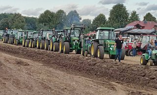 Ein langer Zug von Traktoren der Marke John Deere in den traditionellen Farben Grün und Weiß zog vorbei. - Nicole Kuper Ein langer Zug von Traktoren der Marke John Deere in den traditionellen Farben Grün und Weiß zog vorbei. - Nicole Kuper