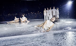 Es ist zum Heulen: Gemeinsam singen, sich in den Arm nehmen? Was früher ging, wird lange nicht mehr möglich sein auf der Bühne. Auch nicht bei Romeo und Julia. - ©Joseph Ruben Es ist zum Heulen: Gemeinsam singen, sich in den Arm nehmen? Was früher ging, wird lange nicht mehr möglich sein auf der Bühne. Auch nicht bei Romeo und Julia. - ©Joseph Ruben