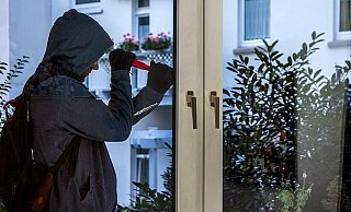 Weil er keine Arbeit hatte, kam der Mann mehrfach nach Bielefeld und erbeutete bei Einbrüchen eine beträchtliche Menge Geld. - Symbolfoto Weil er keine Arbeit hatte, kam der Mann mehrfach nach Bielefeld und erbeutete bei Einbrüchen eine beträchtliche Menge Geld. - Symbolfoto