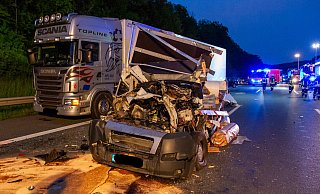 Der Fahrer des Kleinlasters erlitt lebensgefährliche Verletzungen. - Feuerwehr Porta/Michael Horst Der Fahrer des Kleinlasters erlitt lebensgefährliche Verletzungen. - Feuerwehr Porta/Michael Horst