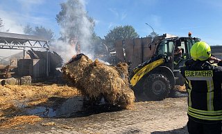 In einem Pferdestall und in einem Strohlager hat es in der Nacht gebrannt. Die Feuerwehr ist noch am Freitagvormittag mit den Arbeiten beschäftigt. - Nicole Sielermann In einem Pferdestall und in einem Strohlager hat es in der Nacht gebrannt. Die Feuerwehr ist noch am Freitagvormittag mit den Arbeiten beschäftigt. - Nicole Sielermann