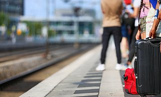 Die Videoaufnahmen zeigen eindeutig, dass die Täter anschließend die Treppe zu Bahngleis 8 hinaufhasteten. - Sarah Jonek Die Videoaufnahmen zeigen eindeutig, dass die Täter anschließend die Treppe zu Bahngleis 8 hinaufhasteten. - Sarah Jonek