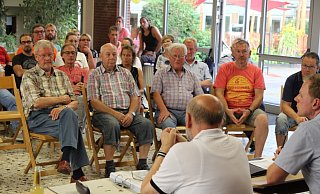Volles Haus: Gut 50 Bürgerinnen und Bürger waren in das Forum der Grundschule in Tengern gekommen. - Klaus Frensing Volles Haus: Gut 50 Bürgerinnen und Bürger waren in das Forum der Grundschule in Tengern gekommen. - Klaus Frensing