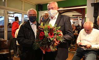 Mit Blumen gratuliert SPD-Stadtverbandschef Hans-Josef Held (l.) am Wahlabend dem neuen Bürgermeister Daniel Hartmann. - Simone Flörke Mit Blumen gratuliert SPD-Stadtverbandschef Hans-Josef Held (l.) am Wahlabend dem neuen Bürgermeister Daniel Hartmann. - Simone Flörke