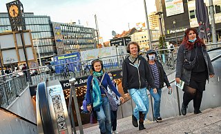 Die Tourguides des Theaterlabors regen mitten auf dem Jahnplatz die Audiowalk-Teilnehmer sogar zum Tanzen an. ?Foto: Barbara Franke - Barbara Franke Die Tourguides des Theaterlabors regen mitten auf dem Jahnplatz die Audiowalk-Teilnehmer sogar zum Tanzen an. ?Foto: Barbara Franke - Barbara Franke