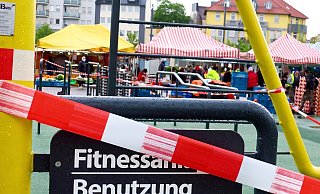 Das ist bizarr: Auf dem Kesselbrink tobt hinten das Marktgeschehen, vorne aber, auf der Freizeitanlage, dürfen Kinder nicht toben. Gesperrt. - Kurt Ehmke Das ist bizarr: Auf dem Kesselbrink tobt hinten das Marktgeschehen, vorne aber, auf der Freizeitanlage, dürfen Kinder nicht toben. Gesperrt. - Kurt Ehmke