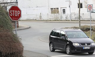 Das Stoppschild an der Nordbahnstraße, Ecke Lange Straße zeigt seit Sturmtief Zeynep in die falsche Richtung. - Ulf Hanke Das Stoppschild an der Nordbahnstraße, Ecke Lange Straße zeigt seit Sturmtief Zeynep in die falsche Richtung. - Ulf Hanke