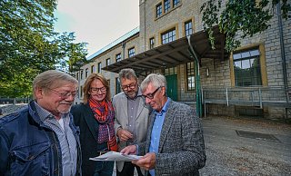Blick auf die Hechelei: Wolfgang Goldbeck, Isolde Wrazidlo, Reinhold Peter und Udo Witthaus planen hier ein neues Naturkundemuseum. - Foto: Andreas Zobe/NW Blick auf die Hechelei: Wolfgang Goldbeck, Isolde Wrazidlo, Reinhold Peter und Udo Witthaus planen hier ein neues Naturkundemuseum. - Foto: Andreas Zobe/NW