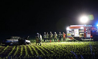 Das Auto war um 180 Grad gedreht auf einem Maisfeld fernab der Straße zum Stehen gekommen. Die Feuerwehr kümmerte sich um die Bergung. - Simone Flörke Das Auto war um 180 Grad gedreht auf einem Maisfeld fernab der Straße zum Stehen gekommen. Die Feuerwehr kümmerte sich um die Bergung. - Simone Flörke